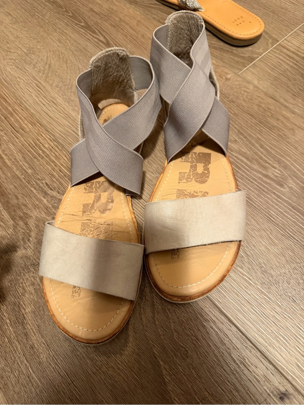 Sorel Women's Light Gray Crisscross Elastic Sandals